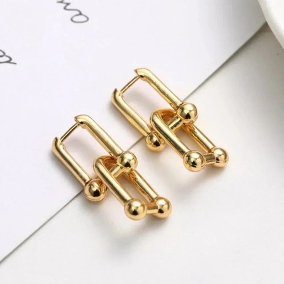 Minimalist Hardware U-Shaped Chain Link Earrings - Picture 1 of 11